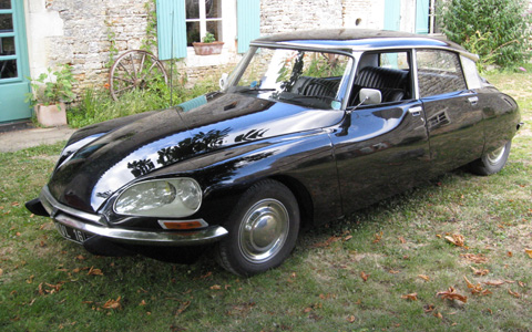 The Citroen DS 23ie in the farm courtyard